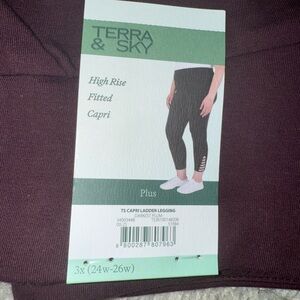 Terra & Sky Darkest Plum Capri Leggings